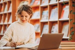Idées - motivation en formation (image : femme à la bibliothèque)